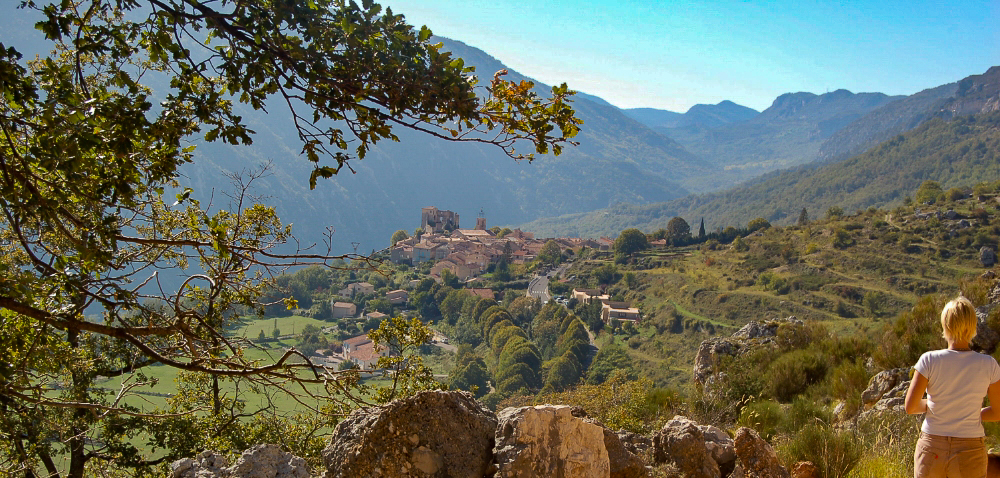 Walking down to Gréolières on the way back to Le Foulon.
