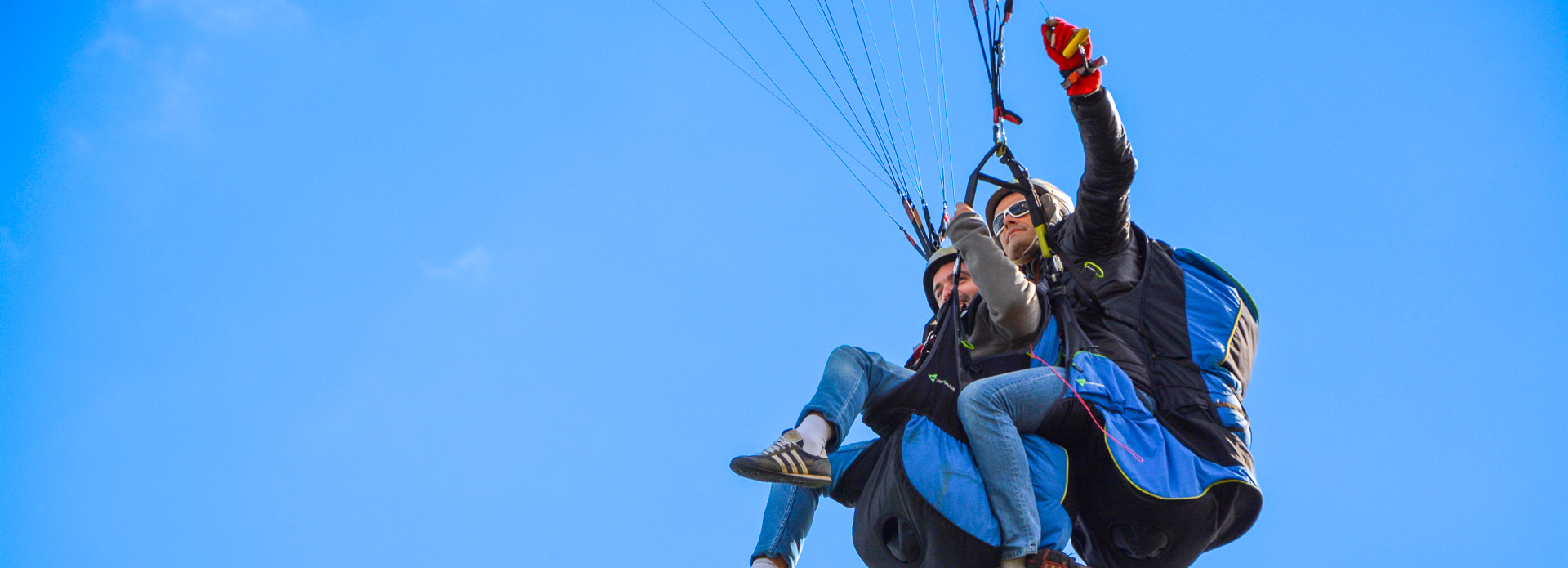 Un baptême de parapente biplace est proposé au départ de Gréolières.