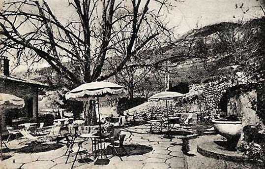 La cour, la fontaine et le châtaignier demeurent relativement inchangés.