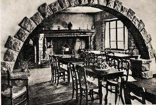 Avec quelques tables et chaises supplémentaires, cette photo pourrait être dupliquée aujourd’hui meme à la perfection, rien n’a physiquement change depuis des années.